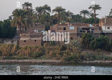 Ein Dorf und Häuser am Rande des Nils im ländlichen Ägypten. Stockfoto