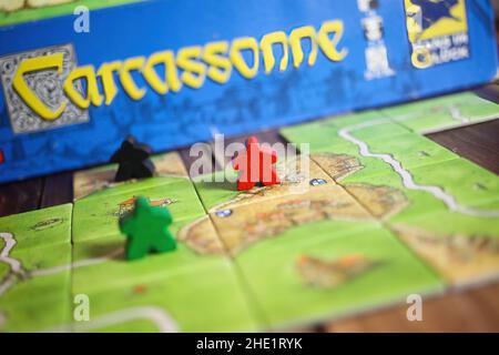 Viersen, Deutschland - Mai 9. 2021: Nahaufnahme des ursprünglichen Strategie-Brettspiels Carcassonne auf Fliesenbasis Stockfoto