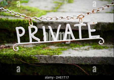 Privates Schild ohne Zugang am Eingang des Landguts Stockfoto