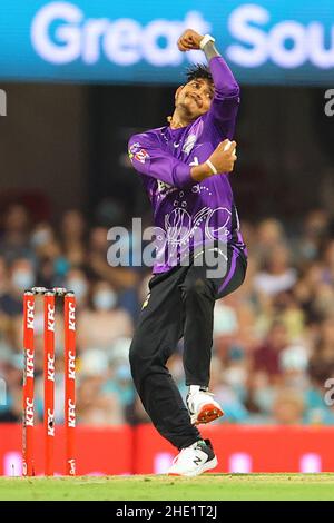 Brisbane, Großbritannien. 08th Januar 2022. Sandeep Lamichhane of the Hobart Hurricanes Bowls Credit: News Images /Alamy Live News Stockfoto