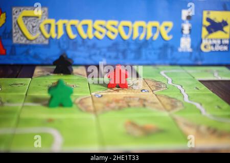 Viersen, Deutschland - Mai 9. 2021: Nahaufnahme des ursprünglichen Strategie-Brettspiels Carcassonne auf Fliesenbasis Stockfoto