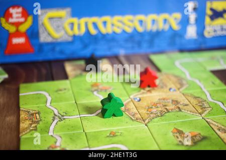 Viersen, Deutschland - Mai 9. 2021: Nahaufnahme des ursprünglichen Strategie-Brettspiels Carcassonne auf Fliesenbasis Stockfoto