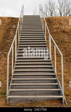 Vaduz, Liechtenstein, Dezember 23, 2021 Stufen zum Rheindamm Stockfoto