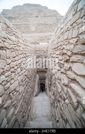 Ein Steindurchgang, der zu einem Tunnel unter der Stufenpyramide von Djoser in Saqqara, Ägypten, führt. Stockfoto