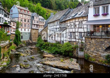 Historische weiße Fachwerkhäuser in der Altstadt von Monschau, Eifel, Deutschland Stockfoto