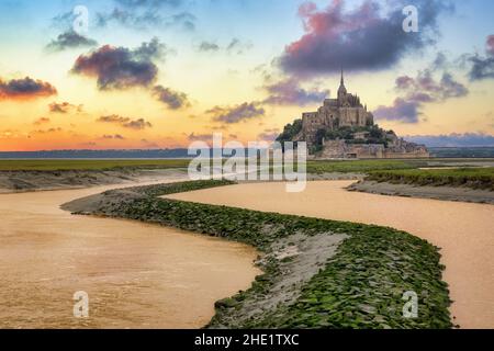 Die Insel Le Mont Saint Michel, Normandie, im dramatischen Abendlicht. Mont Saint-Michel ist eines der beliebtesten Reiseziele in Frankreich Stockfoto