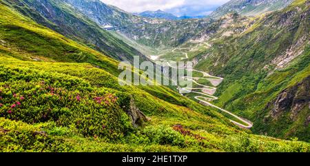 Panoramablick auf das Tremolatal in den schweizer Alpen und die kurvenreiche alte Gotthardpassstraße, Schweiz Stockfoto