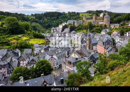 Historische Stadt Monschau in den Hügeln der Eifel, Deutschland, berühmt für seine mittelalterlichen Schieferdach, Fachwerkhäuser Stockfoto