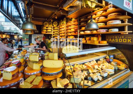 Rotterdam, Niederlande - 20. Juli 2020: Holländischer Käsemarkt in Rotterdam, Südholland, Niederlande. Die Niederlande sind der größte Exporteur von Käse Stockfoto