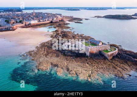 Luftaufnahme der Stadtmauer von St. Malo und des Nationalforts an der atlantikküste der Bretagne, Frankreich Stockfoto