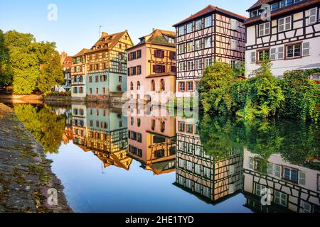 Traditionelle bunte Fachwerkhäuser am Fluss Ill in der Altstadt von Straßburg, Elsass, Frankreich Stockfoto