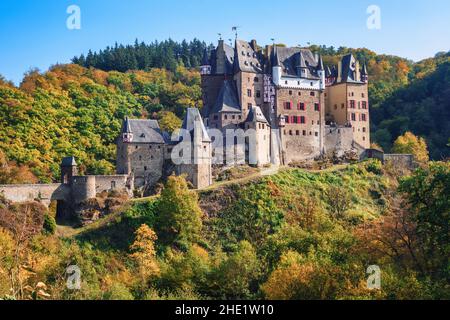 Historische Burg Eltz, Moseltal, Deutschland, im hellen Herbsttaglicht Stockfoto