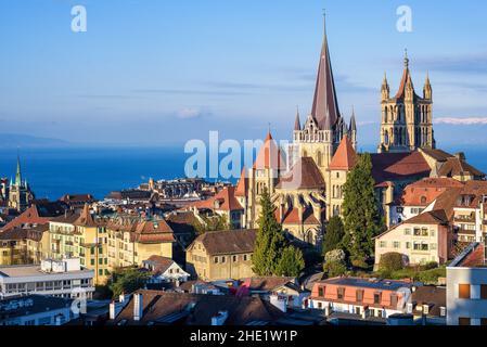 Lausanne Stadt, Blick auf die historische gotische Kathedrale, die Dächer der Altstadt und den Genfer See, Schweiz Stockfoto