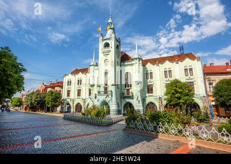 Das neogotische historische Rathaus ist das wichtigste Wahrzeichen in der Altstadt von Mukachevo im Westen der Ukraine Stockfoto