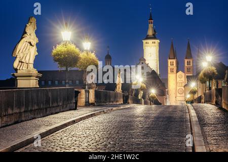 Nachtansicht der historischen Alten Mainbrücke und der Würzburger Altstadt, Bayern, Deutschland Stockfoto