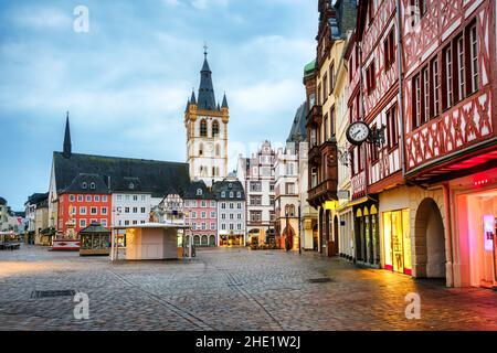 Farbenfrohe gotische Holzhäuser in der historischen Altstadt von Trier Stockfoto