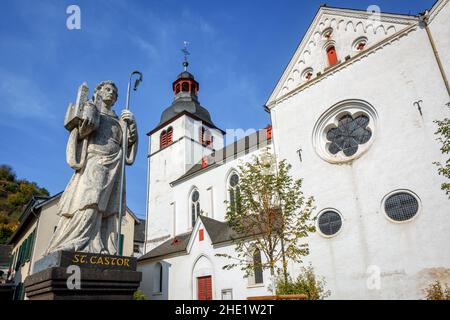 Die romanische katholische Kirche St. Castor, auch Moselkathedrale genannt, in Karden, ist die größte und wichtigste Kirche im Moseltal, Ge Stockfoto