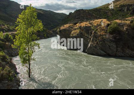 Blick auf den Kawarau River vom Roaring Meg Lookout in Otago auf der Südinsel Neuseelands Stockfoto