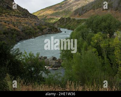 Blick auf den Kawarau River vom Roaring Meg Lookout in Otago auf der Südinsel Neuseelands Stockfoto