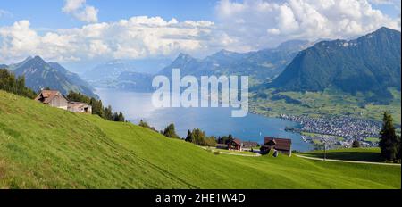 Panorama des Vierwaldstättersees im Schweizer Alpen-Bergtal, Schweiz, Blick vom Burgenstock auf die Dörfer Buochs und Beckenried Stockfoto