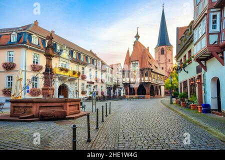 Historische Altstadt von Michelstadt in Odenwald, Deutschland, Blick auf die bunten Häuser und das Holzhaus Rathaus auf dem zentralen Platz bei Sonnenaufgang Stockfoto