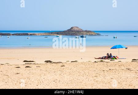 Sables d'Or les Pins goldener Sandstrand an der Atlantikküste der Bretagne von Erquy, Cote d'Armor, Frankreich Stockfoto