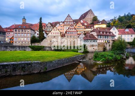 Gotische Fachwerkhäuser, die sich in einem blauen Fluss in der Altstadt Schwabisch-Halls spiegeln Stockfoto