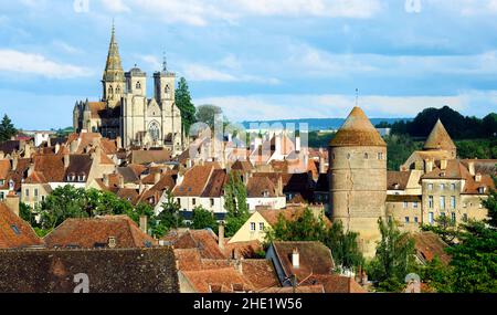 Semur en Auxois, Blick über die roten Ziegeldächer der mittelalterlichen Altstadt zur historischen Kathedrale Collegiale Notre Dame und dem Tour de l'Orle d'Or Towe Stockfoto