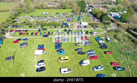 Luftbilder vom Pennant Autostiefel Verkauf, zeigt Autos geparkt, Autos mit Ständen geparkt und Menschen herumlaufen. Felder mit Bäumen und Feldwegen gesäumt Stockfoto