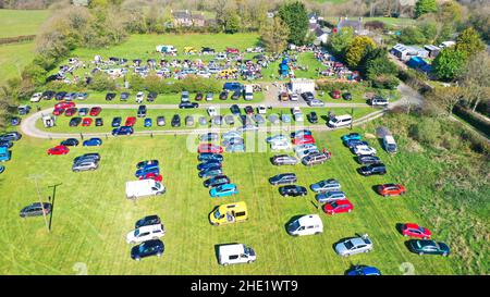 Luftbilder vom Pennant Autostiefel Verkauf, zeigt Autos geparkt, Autos mit Ständen geparkt und Menschen herumlaufen. Felder mit Bäumen und Feldwegen gesäumt Stockfoto