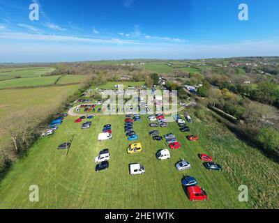 Luftbilder vom Pennant Autostiefel Verkauf, zeigt Autos geparkt, Autos mit Ständen geparkt und Menschen herumlaufen. Felder mit Bäumen und Feldwegen gesäumt Stockfoto