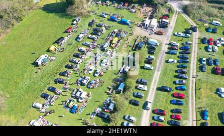 Luftbilder vom Pennant Autostiefel Verkauf, zeigt Autos geparkt, Autos mit Ständen geparkt und Menschen herumlaufen. Felder mit Bäumen und Feldwegen gesäumt Stockfoto