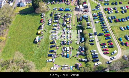 Luftbilder vom Pennant Autostiefel Verkauf, zeigt Autos geparkt, Autos mit Ständen geparkt und Menschen herumlaufen. Felder mit Bäumen und Feldwegen gesäumt Stockfoto