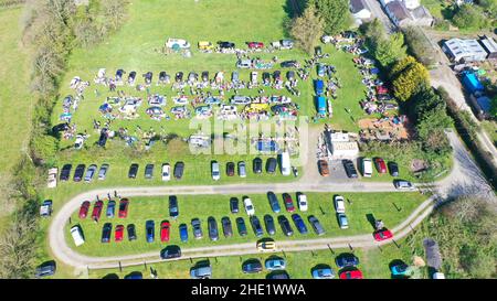 Luftbilder vom Pennant Autostiefel Verkauf, zeigt Autos geparkt, Autos mit Ständen geparkt und Menschen herumlaufen. Felder mit Bäumen und Feldwegen gesäumt Stockfoto