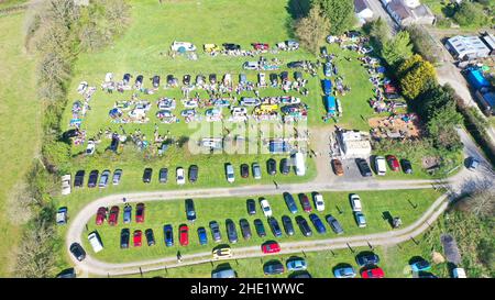 Luftbilder vom Pennant Autostiefel Verkauf, zeigt Autos geparkt, Autos mit Ständen geparkt und Menschen herumlaufen. Felder mit Bäumen und Feldwegen gesäumt Stockfoto