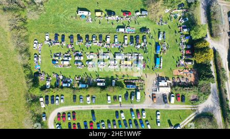 Luftbilder vom Pennant Autostiefel Verkauf, zeigt Autos geparkt, Autos mit Ständen geparkt und Menschen herumlaufen. Felder mit Bäumen und Feldwegen gesäumt Stockfoto