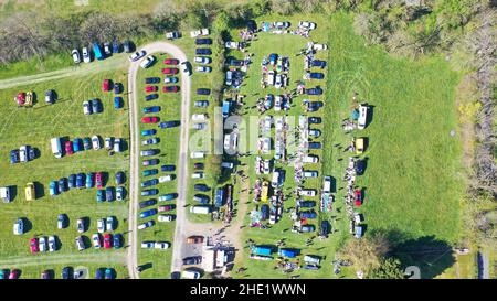 Luftbilder vom Pennant Autostiefel Verkauf, zeigt Autos geparkt, Autos mit Ständen geparkt und Menschen herumlaufen. Felder mit Bäumen und Feldwegen gesäumt Stockfoto