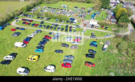 Luftbilder vom Pennant Autostiefel Verkauf, zeigt Autos geparkt, Autos mit Ständen geparkt und Menschen herumlaufen. Felder mit Bäumen und Feldwegen gesäumt Stockfoto