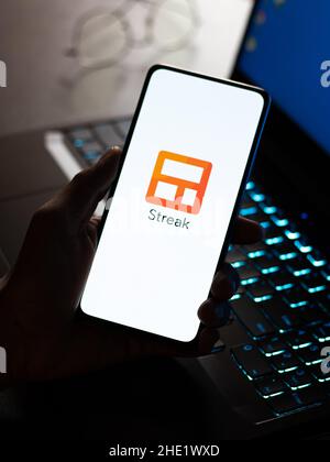 West Bangal, Indien - 15. Dezember 2021 : Streifenlogo auf Telefonbildschirm Stock image. Stockfoto