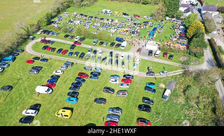 Luftbilder vom Pennant Autostiefel Verkauf, zeigt Autos geparkt, Autos mit Ständen geparkt und Menschen herumlaufen. Felder mit Bäumen und Feldwegen gesäumt Stockfoto