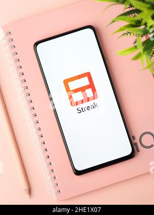 West Bangal, Indien - 15. Dezember 2021 : Streifenlogo auf Telefonbildschirm Stock image. Stockfoto