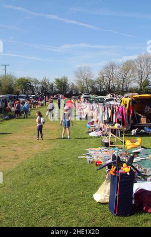 Pennant Auto Boot Verkauf, zeigt Stände von Autos und Menschen, die herumlaufen und sich Artikel zum Verkauf angucken. Blauer Himmel und grünes Gras gesäumt von Bäumen Stockfoto