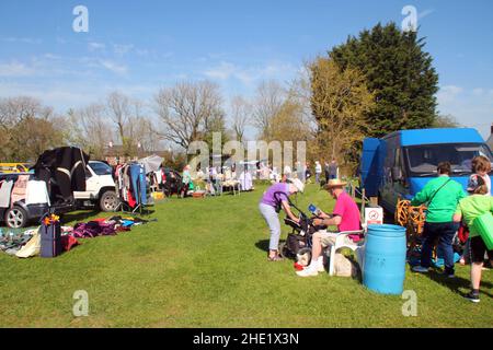 Pennant Auto Boot Verkauf, zeigt Stände von Autos und Menschen, die herumlaufen und sich Artikel zum Verkauf angucken. Blauer Himmel und grünes Gras gesäumt von Bäumen Stockfoto