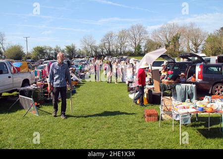 Pennant Auto Boot Verkauf, zeigt Stände von Autos und Menschen, die herumlaufen und sich Artikel zum Verkauf angucken. Blauer Himmel und grünes Gras gesäumt von Bäumen Stockfoto