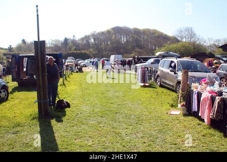 Pennant Auto Boot Verkauf, zeigt Stände von Autos und Menschen, die herumlaufen und sich Artikel zum Verkauf angucken. Blauer Himmel und grünes Gras gesäumt von Bäumen Stockfoto