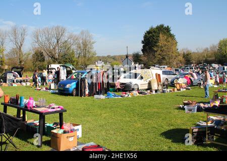 Luftbilder vom Pennant Autostiefel Verkauf, zeigt Autos geparkt, Autos mit Ständen geparkt und Menschen herumlaufen. Felder mit Bäumen und Feldwegen gesäumt Stockfoto