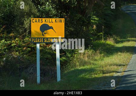 Warnschild auf der Straße nach Okarito, Westküste auf der Südinsel Neuseelands Stockfoto