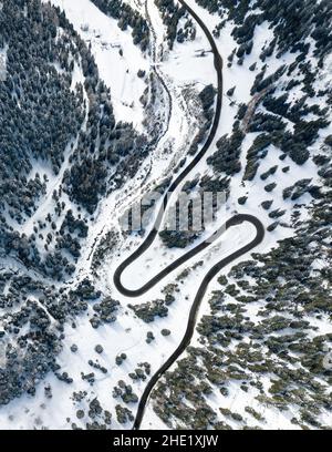 Luftaufnahme mit Drohne auf der spektakulärsten Passstrasse der Schweizer Alpen - Malojapass in Grison, Schweiz Stockfoto