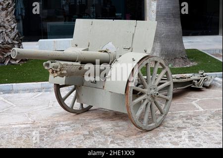 Feldkanone mit Rädern, es ist aus dem Krieg Stockfoto