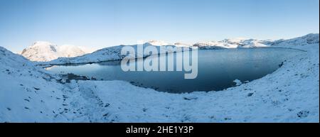 Besprüht tarn im Winter Bedingungen, Lake District Stockfoto